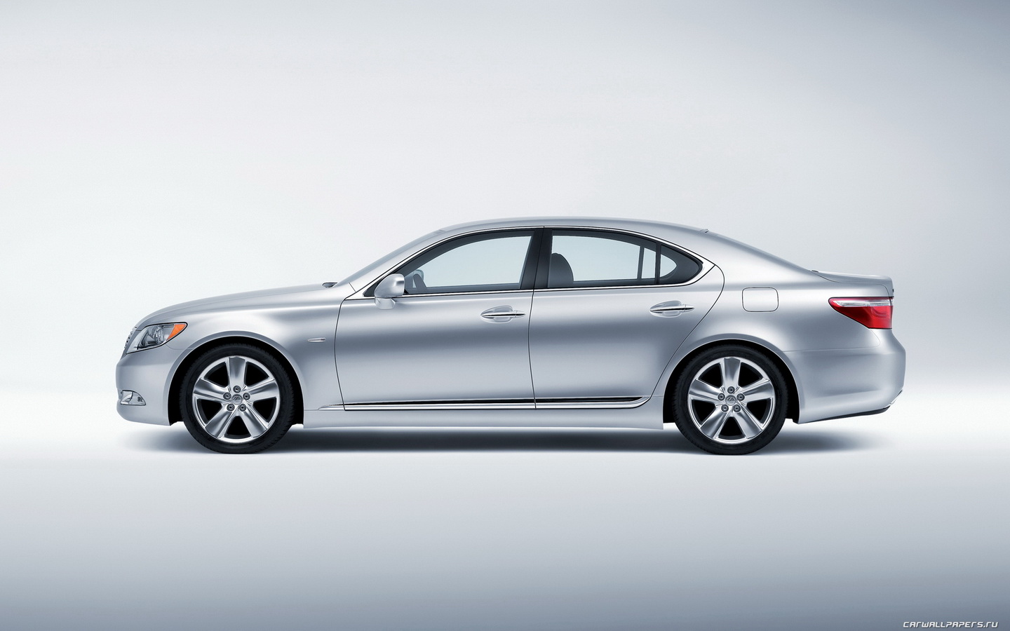 Страховая компания «Отечество» застраховала автомобиль LEXUS-LS-460 